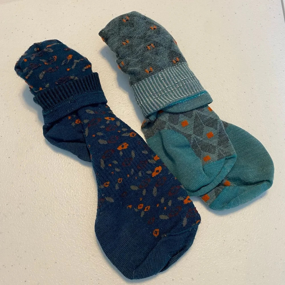 Bundle of 2 Smartwool women’s mid calf length socks small/medium thin hiking